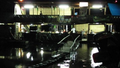 Kuliner Malam di Atas Sungai Kapuas