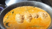 Proses memasak Pangek Ikan Hamil