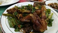 Ayam goreng khas aceh juga tersedia di warung ini