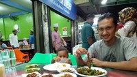 Saat mencicipi sajian di warung nasi bebek Bireuen