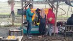 Kulineran di Pasar Ini Bayarnya Pakai Uang Bambu