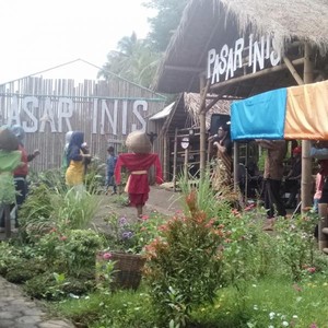 Kulineran di Pasar Ini Bayarnya Pakai Uang Bambu