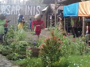 Kulineran di Pasar Ini Bayarnya Pakai Uang Bambu
