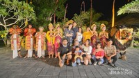Kita bisa berfoto bersama para penari setelah pertunjukan berakhir.