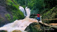 Menyatu dengan air terjun, tenang   menyegarkan