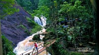 Menikmati sejenak keindahan dari jembatan bambu