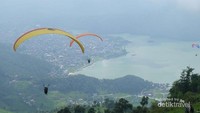 Paragliding dari Sarangkot menuju Pokhara