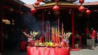Bagian Depan Kelenteng Jin de yuan yang dipadati oleh umat yang akan melakukan Ibadat menyambut Tahun Baru Imlek
