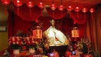 Patung Dewi Kwan-Im di bagian dalam Kelenteng Jin de Yuan. Kelenteng Jin de yuan merupakan salah satu Kelenteng tua bersejarah di kota Jakarta