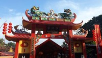 Gerbang Kelenteng Ancol (Vihara Bahtera Bhakti) dengan ornamen indahnya.
