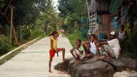Anak-anak Kwatisore sedang duduk-duduk santai (dok. Yakub Hari Kristianto/ACI)