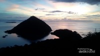 Panorama perairan Labuan Bajo setelah sunset. Indah sekali.