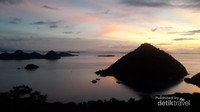 Pulau-pulau kecil dan perbukitan di sekitar Labuan Bajo, tampil mempesona.