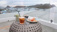 Menikmati sore di rooftop escape bajo, dengan pemandangan pelabuhan ditemani chicken quesadillas dan green tea.
