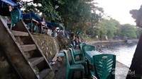 Di sepanjang pantai berjajar warung yang menyediakan bangku bagi pengunjung.