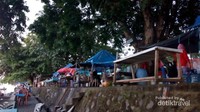 Pengunjung bisa memilih untuk duduk di bagian atas dekat tenda atau di bagian bawah dekat pantai.
