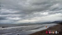 Papan gabus, salah satu alat main air di Pantai Citepus