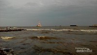 Pemandangan laut dan kapal di kejauhan