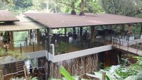 Salah satu tempat makan yang berada di area Maribaya