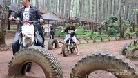 Motor trail ini cocok buat anak. Medannya cukup menantang tapi tetap aman.