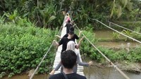 Jembatan menuju Laguna Pari
