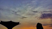 Dermaga Bom KaliandaTempat terbaik untuk menikmati romantisme senja saat kembalinya sang matahari keperaduan dengan menawan