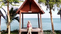 Pantai KahaiSalah satu saung yang dibangun di bawah pohon rimbun untuk menciptakan keteduhan dan disediakan secara gratis.