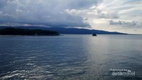 Pulau Amat Ramanyang di sebelah kanan tebing
