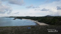 Pantai pasir putih dari arah kiri tebing