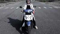 Naik motor di sini juga seu.