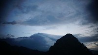 View yang indah terlihat dramatis dengan awan dan kabut