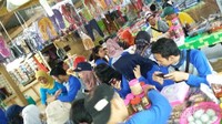 Para dTraveler yang asyik mengobrol sambil menunggu hujan reda