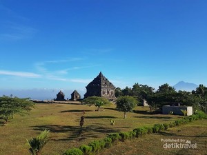 Lari-lari di Candi Sleman, Pemandangannya Cantik Banget!