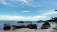Tampak batu-batu besar menghiasi bibir pantai