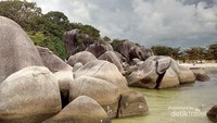 Bebatuan ini membuat pantai ini semakin cantik