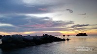 Perlahan Sunset menyemburkan warna jingga yang indah