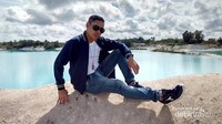 Foto dengan latar Danau Kaolin yang cantik