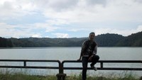 Saya berfoto dengan latar Danau Lau Kawar