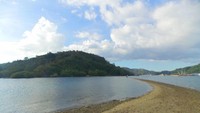 Pulau Bajo, lautan di sini seolah terbelah