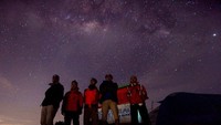 Barisan pendaki dengan latar milkyway!