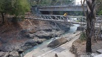 Terdapat jembatan yang dapat diseberangi pengunjung menuju bagian lain Lava Bantal.