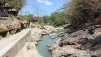 Air sungai yang mengalir di sela-sela bebatuan menjadi tempat favorit pengunjung.