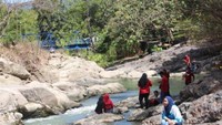 Terlihat beberapa pengunjung tengah menikmati keseruan bermain di sungai.