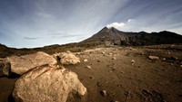 View Merapi dari Kali Gendhol, 16 Desember 2010 kurang lebih 1 bulan pasca erupsi