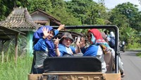 Para peserta menikmati lava tour Merapi
