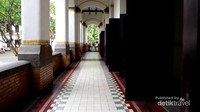 lorong yang tampak banyak pintu di lawang sewu