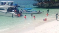 Saat kapal mulai bersandar di tepi bibir pantai