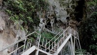 Anak tangga terbuat dari besi menuju lokasi lukisan dinding.