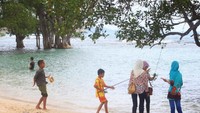Tak Takut Kepanasan Bermain di Pantai