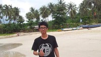 Berpose di tepi pantai